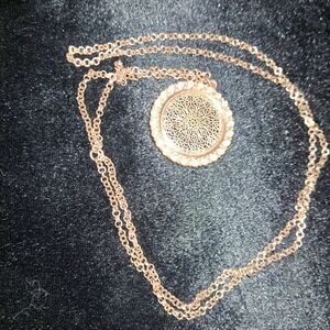 Elegant Gold Pendant Necklace